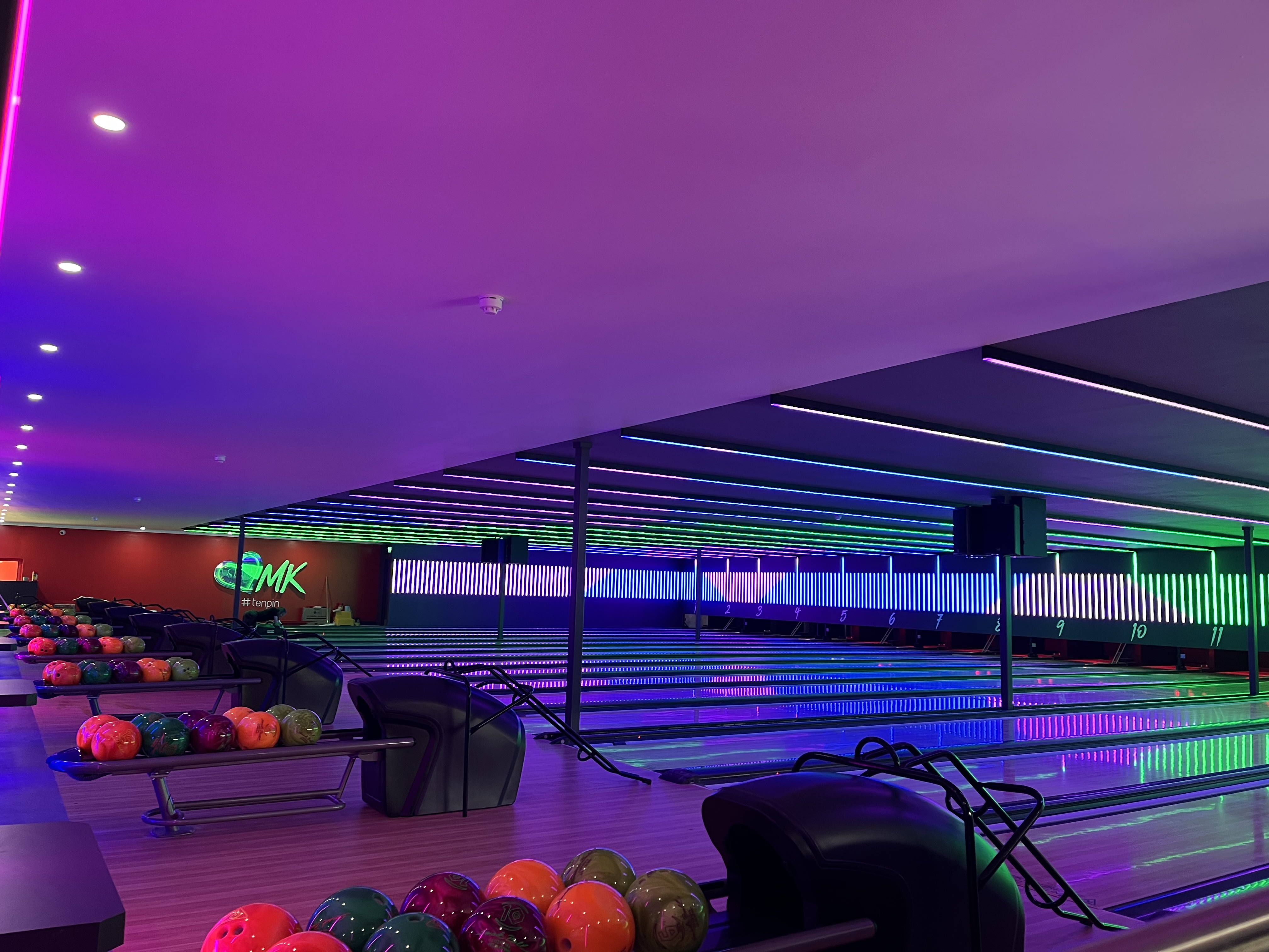 milton keynes tenpin bowling lanes with lighting effects
